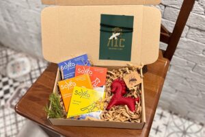 Набір №10 - 4 великі плитки шоколаду + свічка кінь + прикраса біла пташка на шнурку