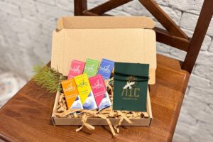 Набір №12 - 6 батончиків шоколаду + прикраса біла пташка на шнурку