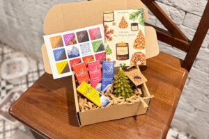 Набір №8 - 4 батончики шоколаду та свічка Ялинка з бджолиного воску