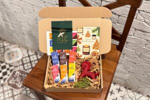 Набір №9 - 6 батончиків шоколаду + свічка в формі коня + прикраса пташка на шнурку